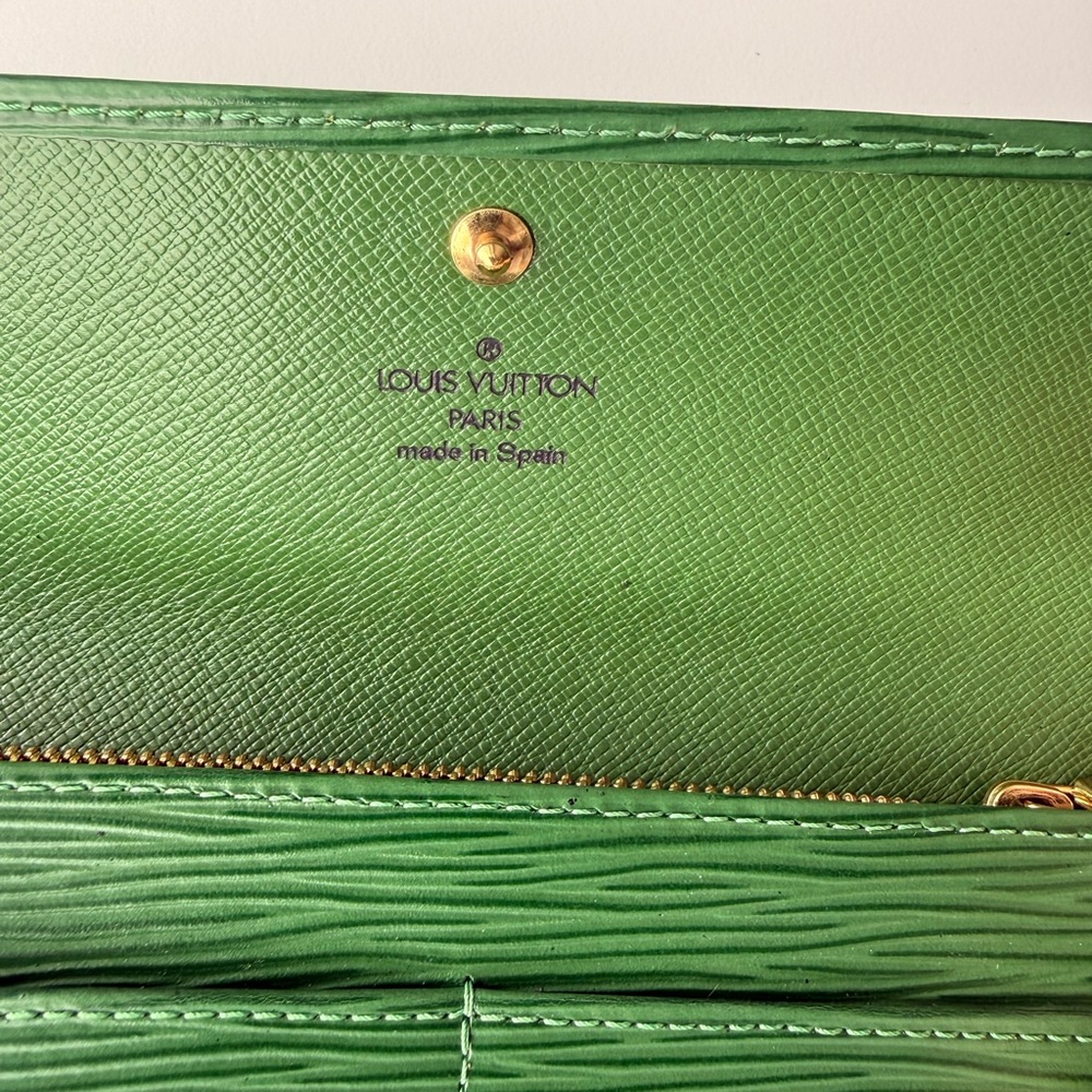 Louis Vuitton Green Epi Long Wallet with chain and COA - Picture 4 of 10